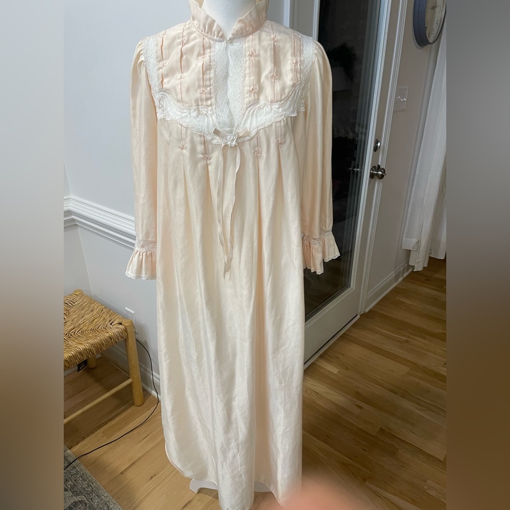 Barbizon M  nightgown Woman's vintage peach florl embroidery lace